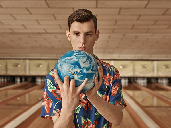 برادا تتعاون مع Mr Porter لإصدار مجموعة بولينج حصرية